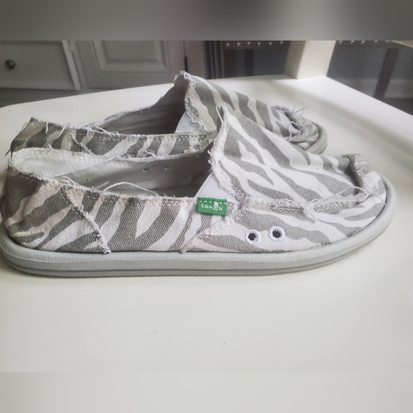 Sanuk I Am Gane Gray and White Zebra Print Slip-On Shoes Size 7 Worn Once - Picture 2 of 4